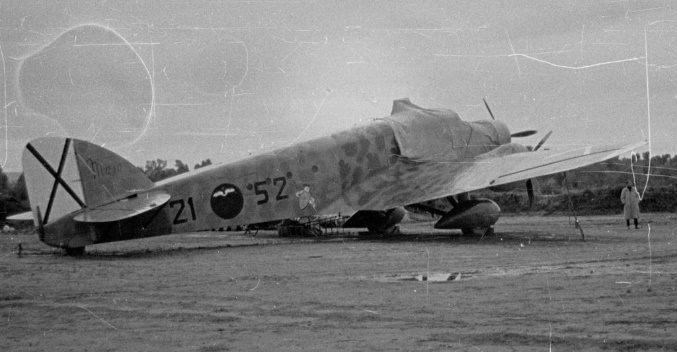 El SM.81 con matrÃcula 21-52, estacionado en el aeródromo riojano de Agoncillo, probablemente hacia 1938. Obsérvese que se conservan los emblemas de la Aviazione Legionaria dentro del cÃrculo negro utilizado por los nacionales, concretamente el murciélago del XXV Gruppo Pipistrelli Delli Baleari, asà como la gran M de Mussolini en el timón de dirección. Esta unidad, procedente de Baleares, operó en la penÃnsula en la 21 Escuadra de Bombarderos Pesados, en aquella época (Fernando Pina Rubio / www.lastrasdecuellar.net).