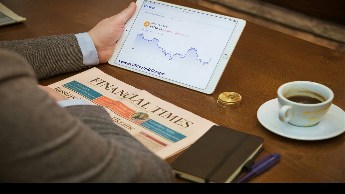 Recortes de prensa financiera con gráficos